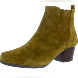 NEW NO TAGS ARRAY ANKLE BOOTS OLIVE 🫒 GREEN